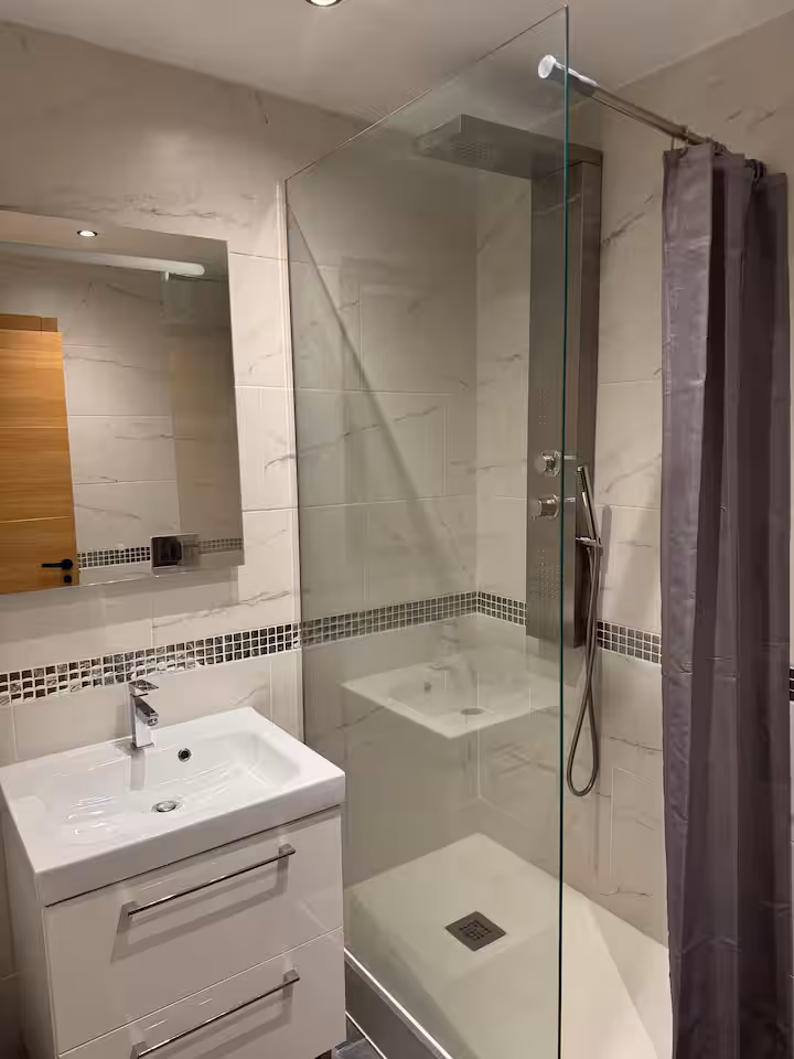 4th bathroom 1